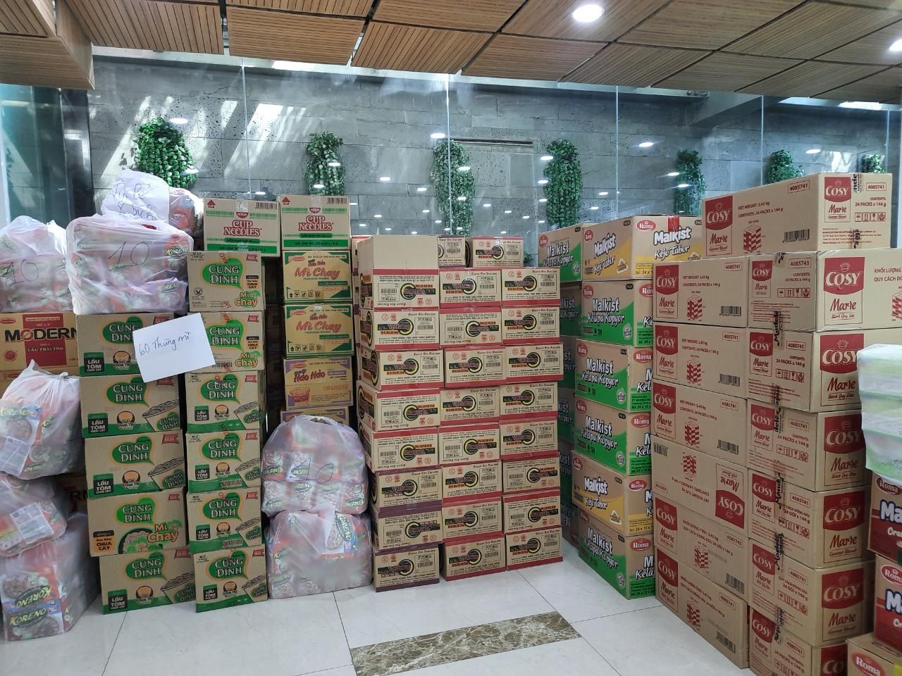 Lãnh sự danh dự Cộng hòa Nam Phi hỗ trợ các bệnh viện dã chiến của Quân đội